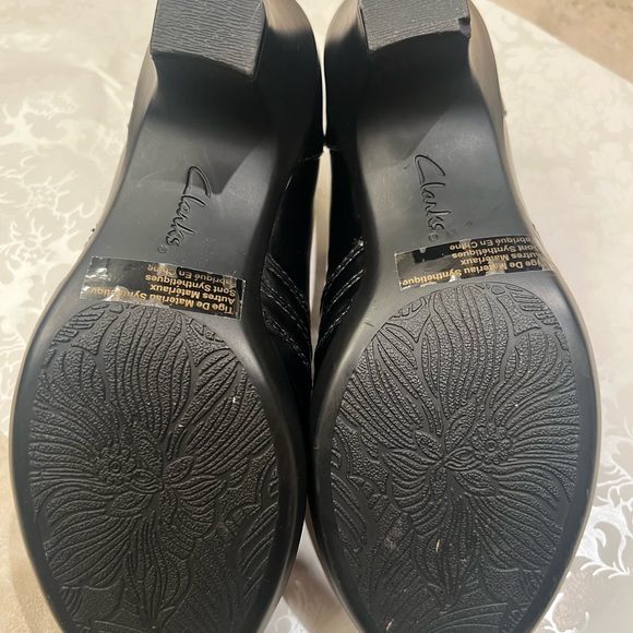 Clarks, shiny black bootie shoe 8M - Picture 6 of 6